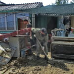 Всесвятские прихожане помогали устранять последствия наводнения в селе Шабановском