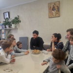 Священник Всесвятского прихода в семейной школе проводит духовные беседы